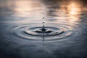 水に落ちた一滴が波紋を広げる瞬間、心の奥にあった違和感に気づくことを象徴するイメージ