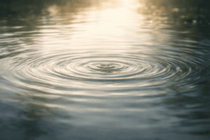 静かな水面に広がる波紋｜心の変化や内面の揺れがやさしく広がっていくイメージ