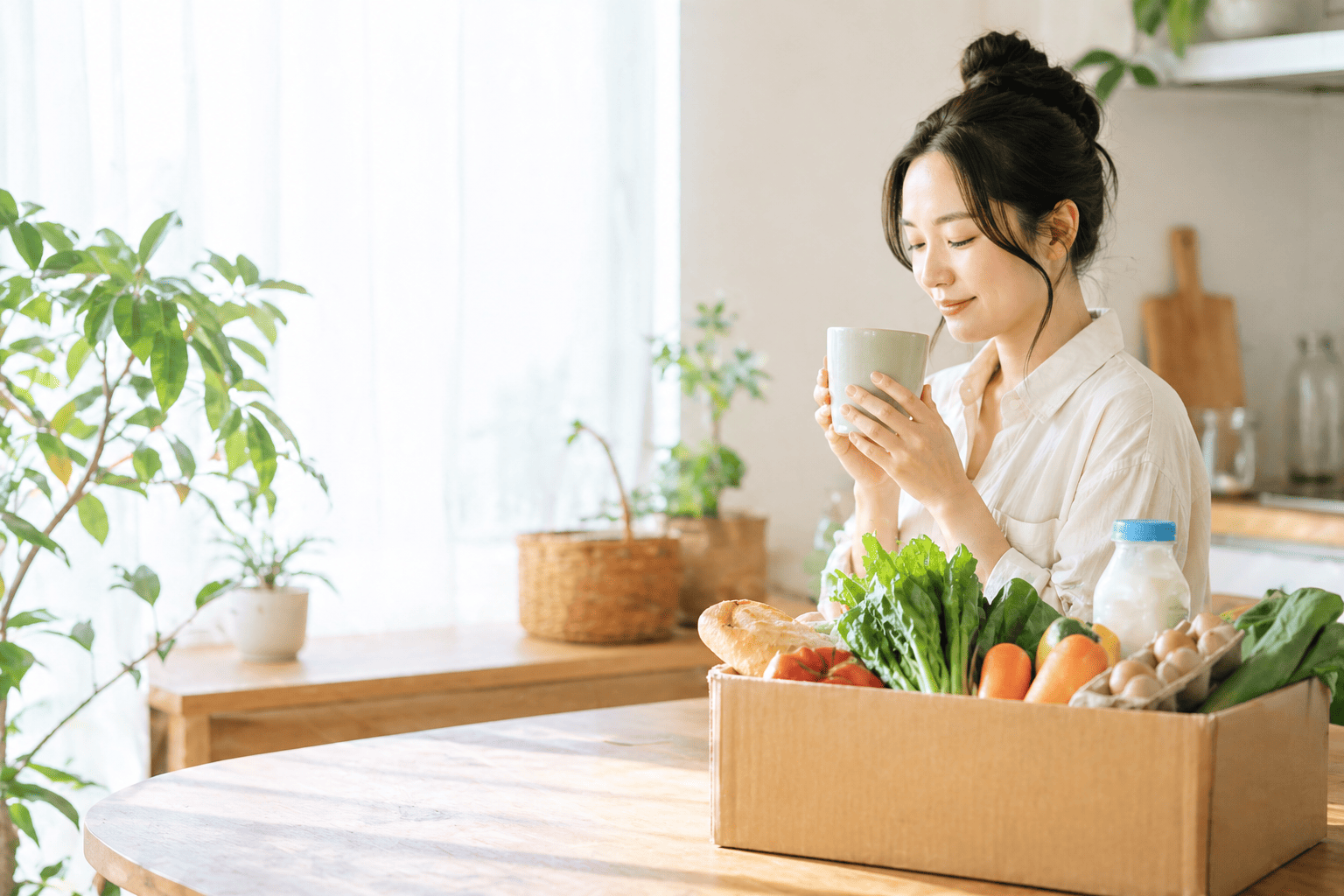 スーパーに行かない暮らしで心の余白を取り戻し、自分らしい生活を楽しむ女性のキッチン風景