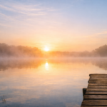 日の出と静かな湖水