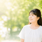 自然の中で穏やかに微笑む女性と「安心して自分に戻る」をテーマにしたLINE登録ページ用イメージ画像