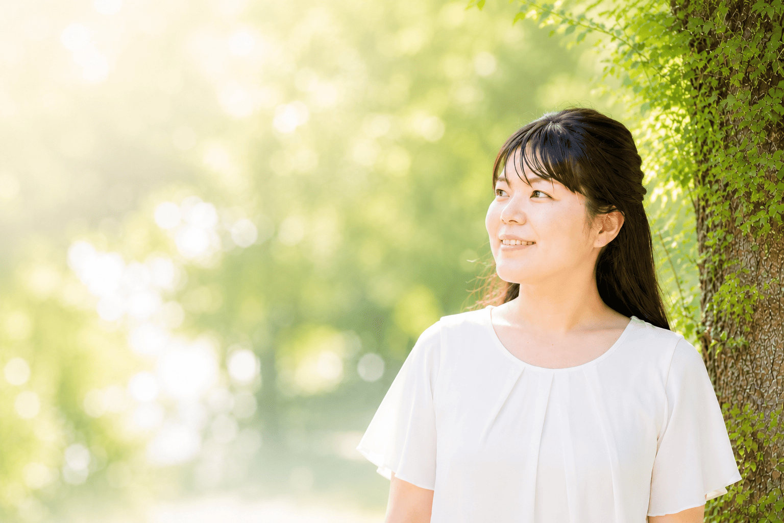 自然の中で穏やかに微笑む女性と「安心して自分に戻る」をテーマにしたLINE登録ページ用イメージ画像