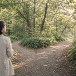 自分の答えがわからないとき、森の分かれ道で立ち止まり自分に問いかける女性